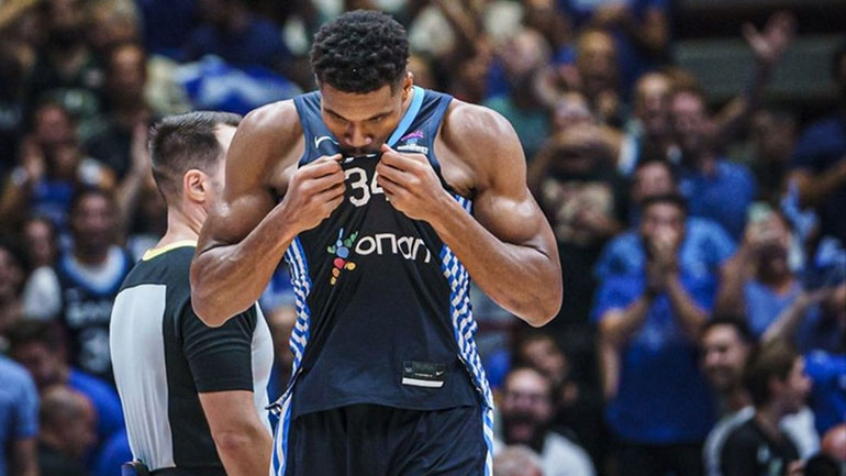 Το φιλί του Γιάννη Αντετοκούνμπο στο εθνόσημο και το μήνυμά του μετά τη νίκη επί της Κροατίας