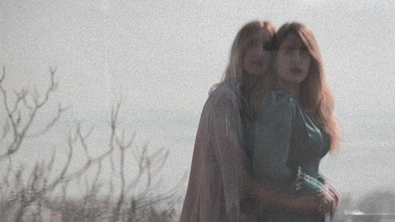 «Οι Κόρες» της Γλυκερίας Μπασδέκη από τον πειραματικό θεατρικό θίασο «Από τον πέμπτο στίχο κιόλας Φάλτσοι»