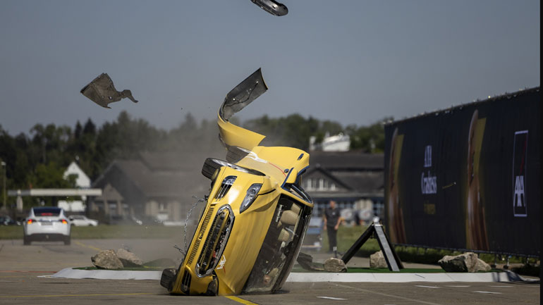 Απολογείται η ασφαλιστική που σκηνοθέτησε πυρκαγιά σε ηλεκτρικό αυτοκίνητο μετά από crash test