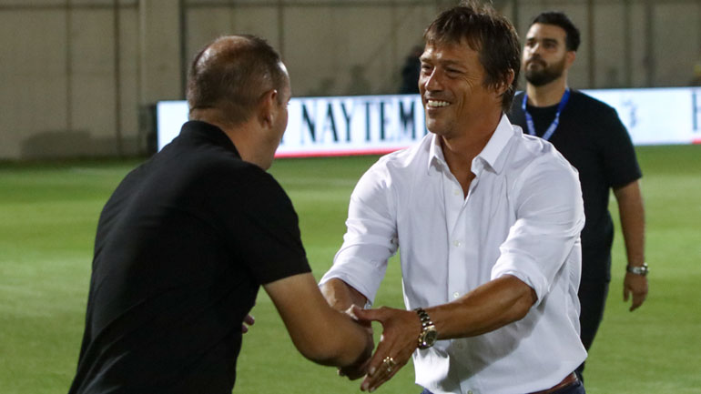 Η χειραψία των δύο προπονητών