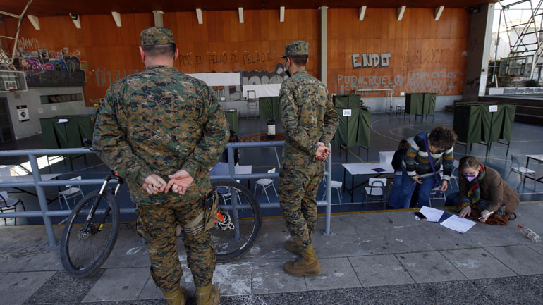 Στις κάλπες οι πολίτες της Χιλής για το προτεινόμενο νέο Σύνταγμα