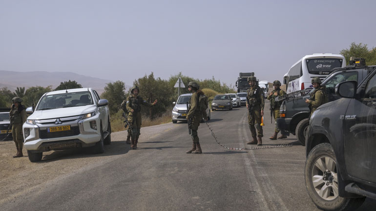 Έξι Ισραηλινοί στρατιώτες και ένας πολίτης τραυματίστηκαν σε επίθεση εναντίον λεωφορείου στη Δυτική Όχθη
