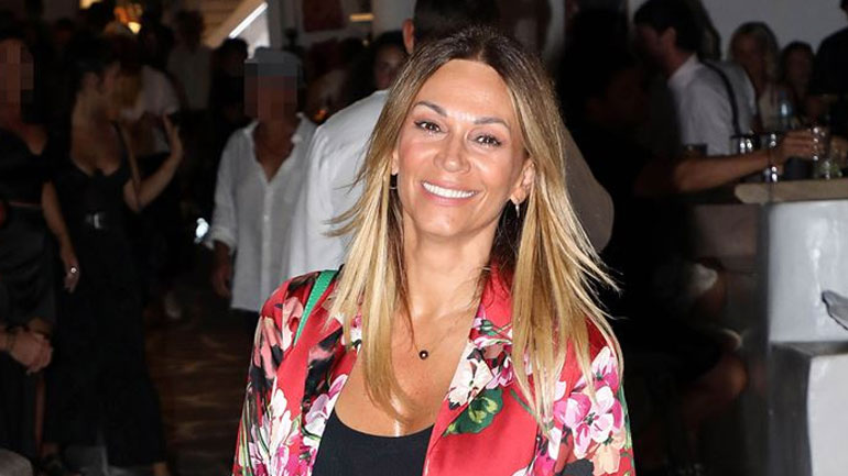 Έλλη Κοκκίνου: Η casual εμφάνιση στα σοκάκια της Μυκόνου