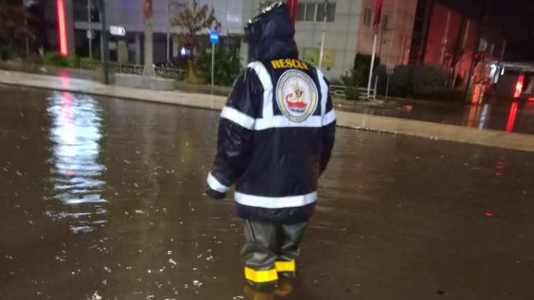 Βόλος: Πλημμύρισαν οι δρόμοι λόγω της νεροποντής