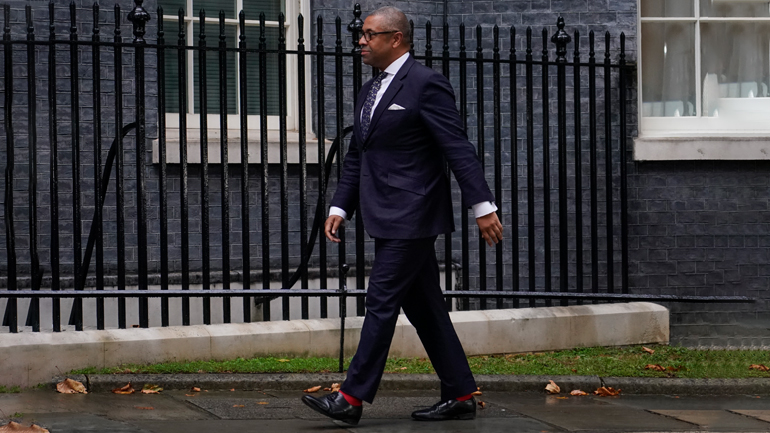 Βρετανία: Ο Τζ. Κλέβερλι διορίστηκε υπ. Εξωτερικών- Παραμένει υπ. Άμυνας ο Μπεν Ουάλας