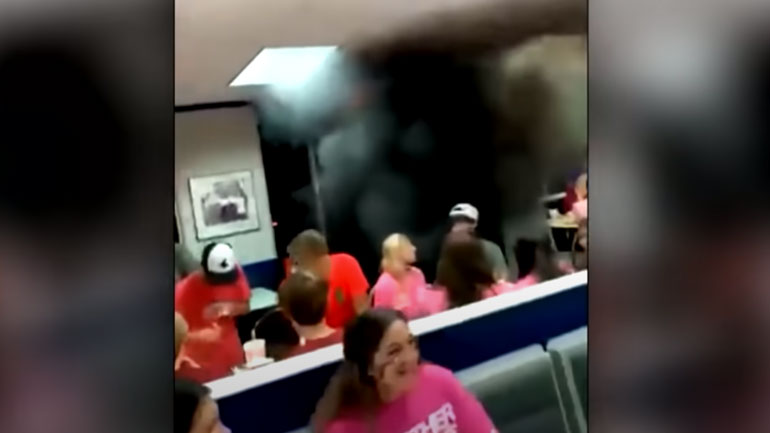 Πόση ανοησία πια; Ντουμανιάζουν επίτηδες εστιατόρια και περαστικούς με τα αυτοκίνητα τους