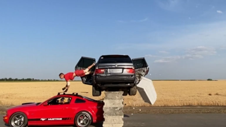 Κασκαντέρ πηδάει μέσα απο αυτοκίνητο