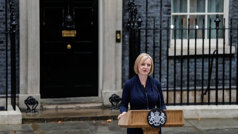 Πρώτο διάγγελμα της Λιζ Τρας έξω από τη διάσημη μαύρη πόρτα του Νο 10 στη Ντάουνινγκ Στριτ
