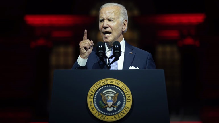 Ο Μπάιντεν αναβιώνει τον Μακαρθισμό στις ΗΠΑ