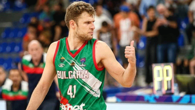 Βεζένκοφ: «Έχω αυτοπεποίθηση λόγω της δουλειάς στον Ολυμπιακό, ειδικά με τον Καλαβρό»