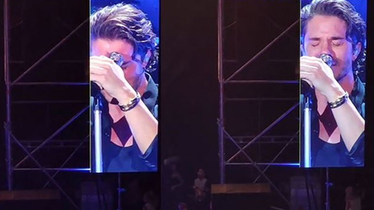 Νίκος Οικονομόπουλος: Ξέσπασε σε κλάματα κατά τη διάρκεια συναυλίας του