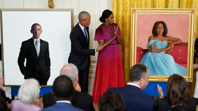 To ζεύγος Ομπάμα επέστρεψε στον Λευκό Οίκο για την παρουσίαση των επίσημων πορτρέτων τους