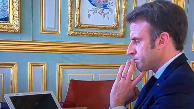 «Είναι ολοκληρωτικός πόλεμος»: Η στιγμή που ο Ζελένσκι ενημερώνει τον Μακρόν για τη ρωσική εισβολή