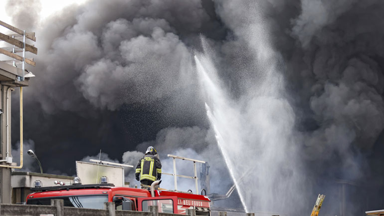 Μιλάνο: Υπό έλεγχο η πυρκαγιά στο εργοστάσιο Nitrolchimica  – Έξι τραυματίες