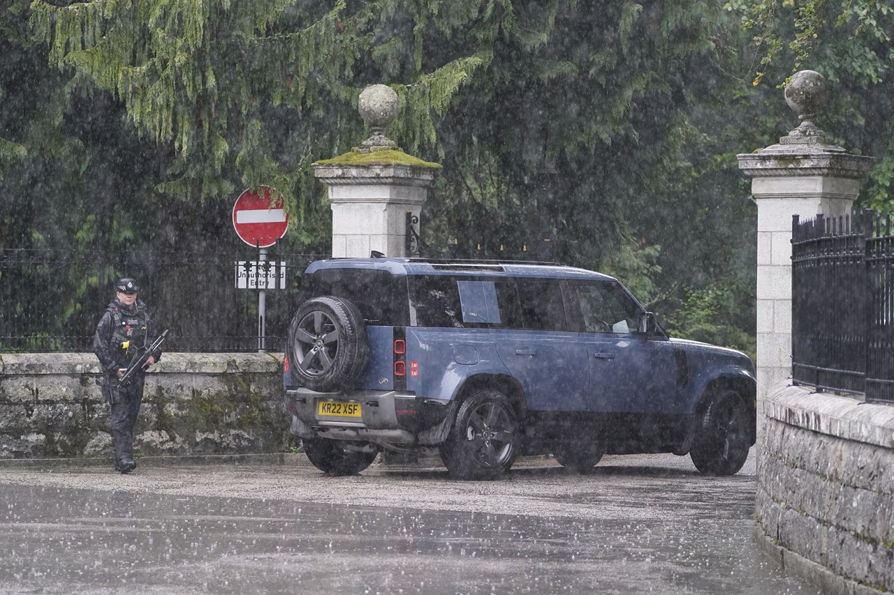 Τζίπ εισέρχεται στο ανάκτορο του Μπαλμόραλ 