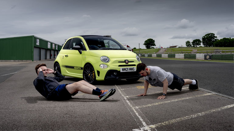 Με ένα Abarth στην πίστα όλα φαίνονται καλύτερα 