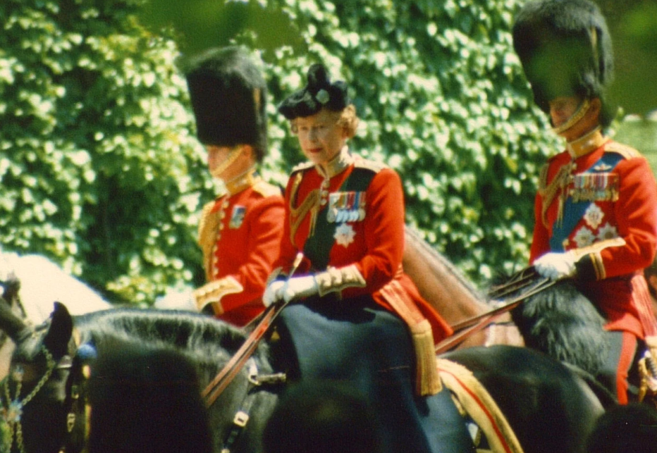 Η Ελισάβετ ιππεύει το άλογό της, σε φωτογραφικό στιγμιότυπο του 1986.