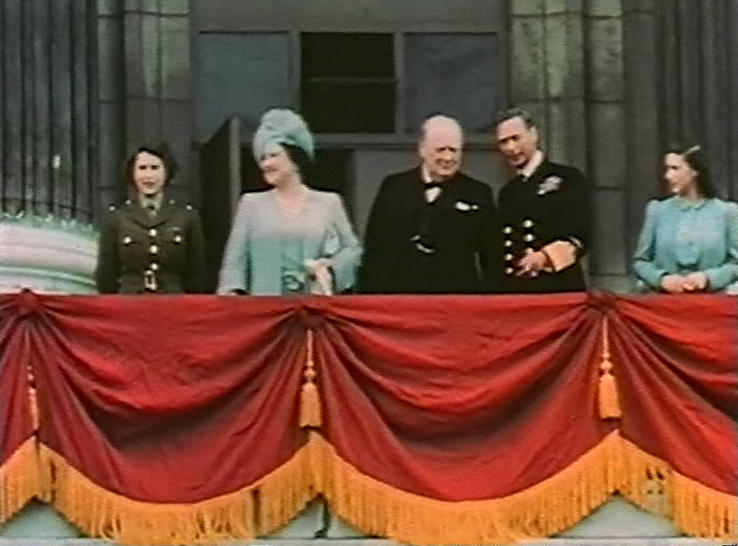 Η διάδοχος Ελισάβετ (αριστερά, με στολή) στο μπαλκόνι των Ανακτόρων του Μπάκιγχαμ με τη μητέρα της Βασίλισσα Ελισάβετ, το Βρετανό Πρωθυπουργό Ουίνστον Τσώρτσιλ, τον πατέρα της Γεώργιο ΣΤ΄ και την Μαργαρίτα στις 8 Μαΐου 1945.