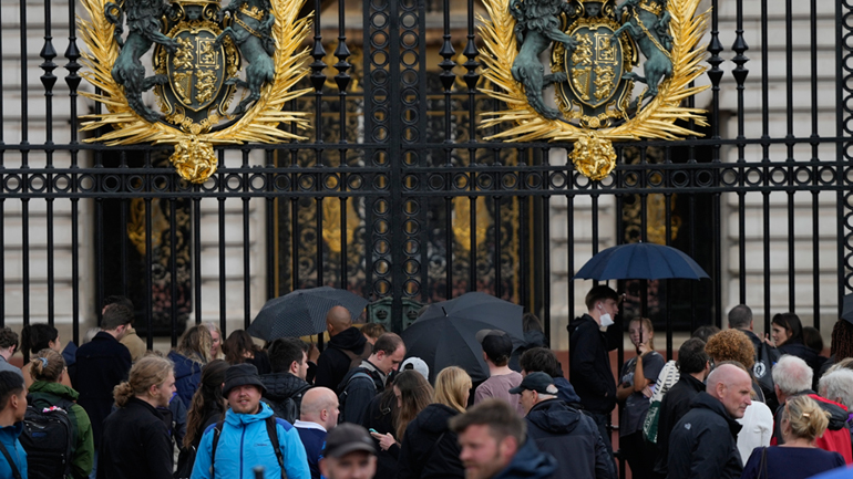Λονδρέζοι και τουρίστες συγκεντρώθηκαν στα Ανάκτορα του Μπάκιγχαμ για τη Βασίλισσα Ελισάβετ