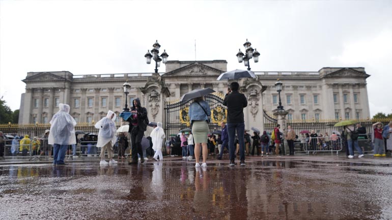 Θυροκολλήθηκε στο ανάκτορο του Μπαλμόραλ η αναγγελία θανάτου της βασίλισσας Ελισάβετ