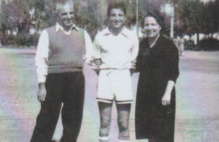 Ο συγγραφέας-μαθητής με τους γονείς του