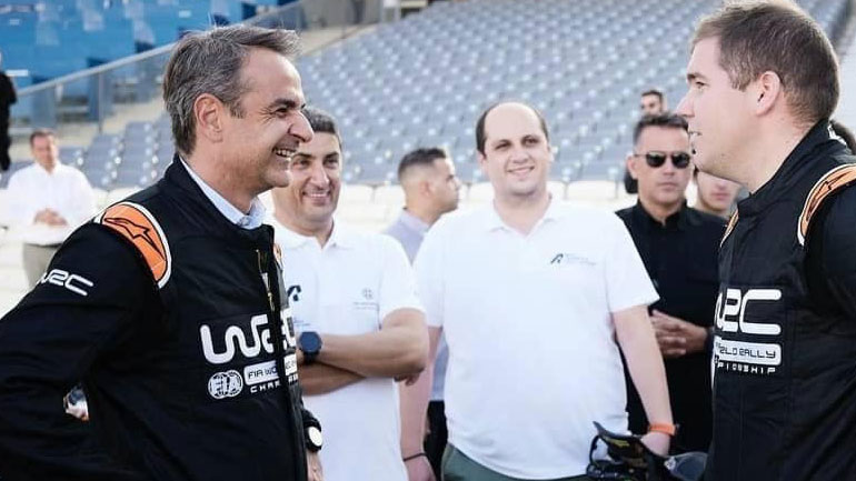 Ο Κυριάκος Μητσοτάκης με αγωνιστική στολή στην υπερειδική διαδρομή του ΟΑΚΑ