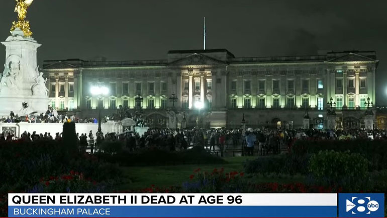 Χιλιάδες άνθρωποι συγκεντρώθηκαν έξω από τα Ανάκτορα του Μπάκιγχαμ στο Λονδίνο