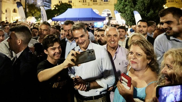 Θεσσαλονίκη: Βόλτα στην πλατεία Αριστοτέλους έκανε ο πρωθυπουργός