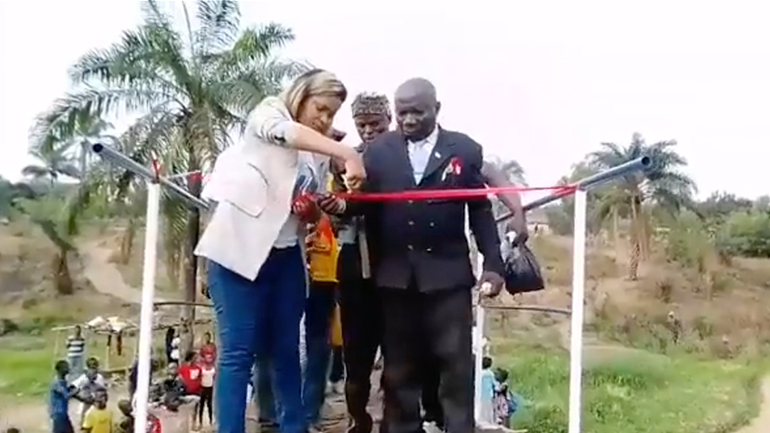 Γέφυρα καταρρέει στα εγκαίνιά της