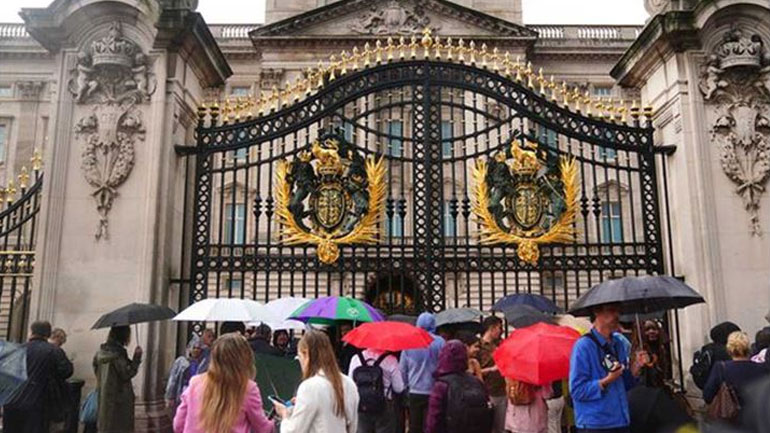 Βασίλισσα Ελισάβετ: Με δάκρυα στα μάτια πλήθος κόσμου αφήνει λουλούδια στα Ανάκτορα του Μπάκιγχαμ