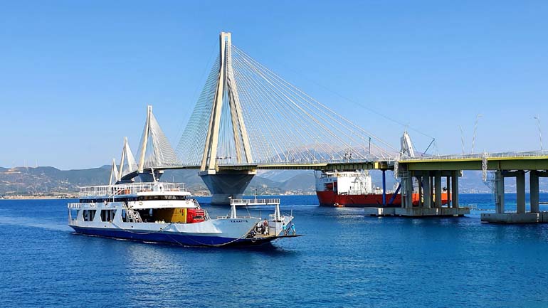 Ρίο – Αντίρριο: Δύο γυναίκες παρασύρθηκαν από θαλάσσια ρεύματα – Σώθηκαν από ferry boat