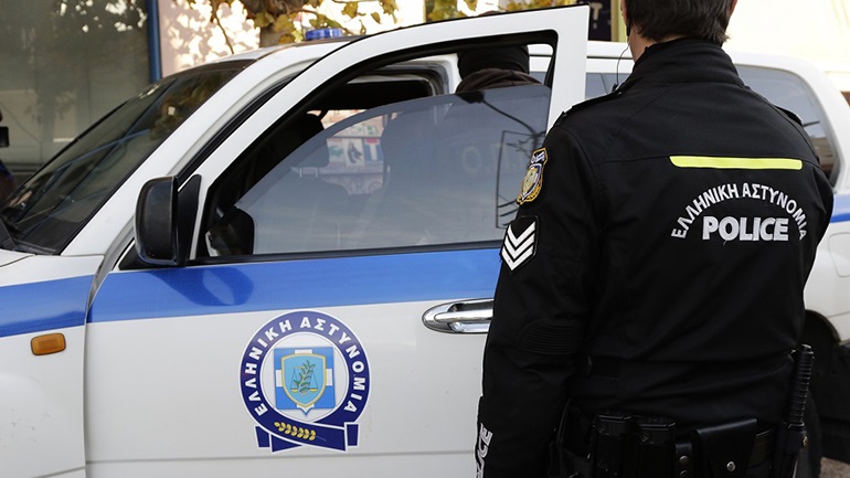 Χειροπέδες για την σπείρα που έσερνε με το αυτοκίνητο μια γυναίκα για 400 μέτρα