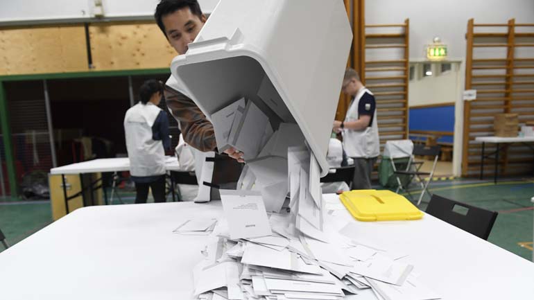 Σουηδία: Έκλεισαν οι κάλπες – Μικρό προβάδισμα του κεντροαριστερού μπλοκ