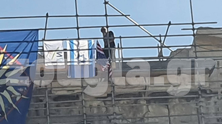 Άνδρας ανέβηκε σε σκαλωσιά της Ακρόπολης και απειλεί να πηδήξει στο κενό