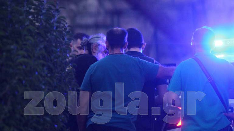 Ακρόπολη: Κατέβηκε από το μνημείο ο άνδρας που κρέμασε σημαίες και πανό