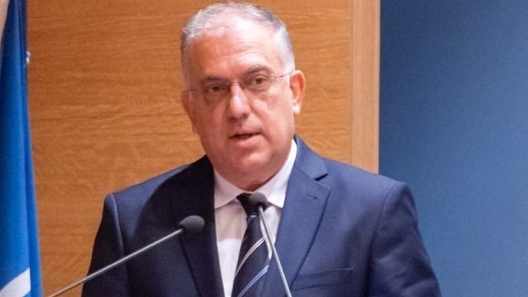 Πέτρες και μπογιές στο γραφείο του υπουργού Προστασίας του Πολίτη