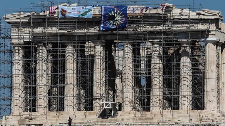 Ακρόπολη: Πάνω στον Παρθενώνα παραμένει ο άνδρας που κρέμασε σημαίες και πανό