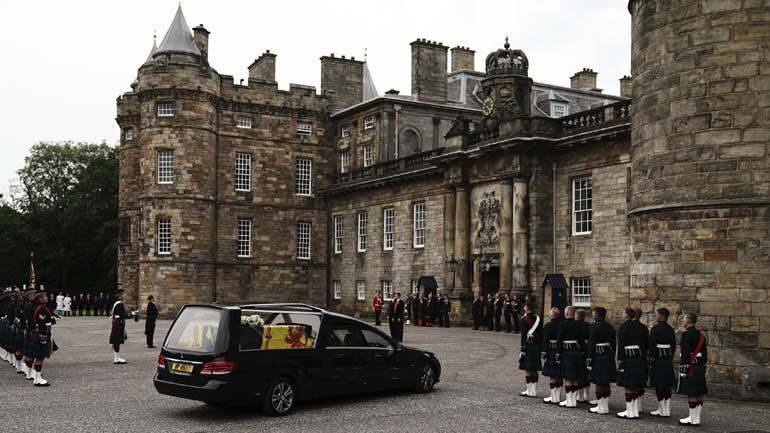 Στο Εδιμβούργο η σορός της βασίλισσας Ελισάβετ