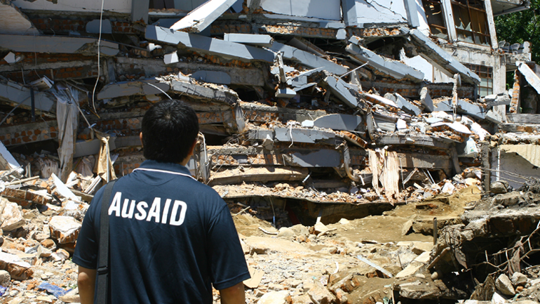 Περίπου 200 κάτοικοι εγκατέλειψαν τις εστίες τους στη δυτ. Ινδονησία ύστερα από σεισμό 6,1 βαθμών