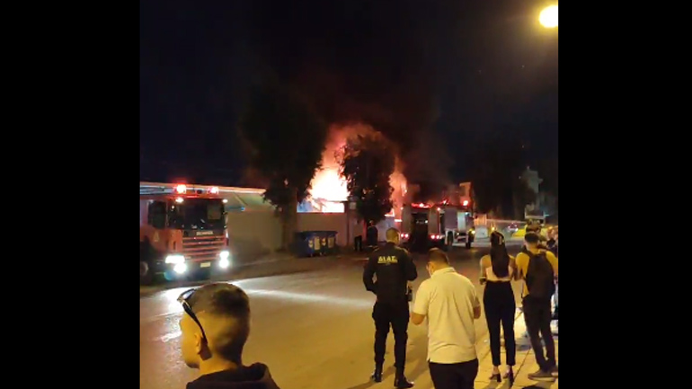 Υπό έλεγχο η φωτιά σε αποθήκη στο Μενίδι – Δείτε την επιχείρηση κατάσβεσης
