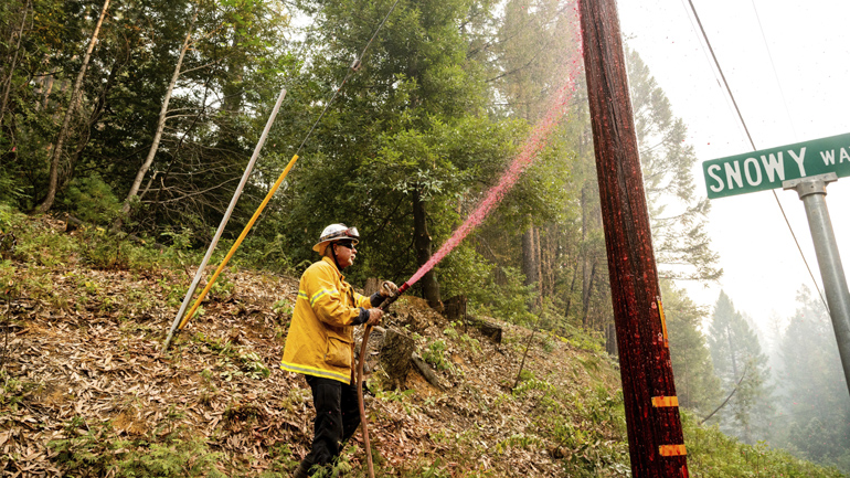 ΗΠΑ: Η βροχή βοήθησε τους πυροσβέστες να θέσουν υπό έλεγχο τη μεγάλη πυρκαγιά στην Καλιφόρνια