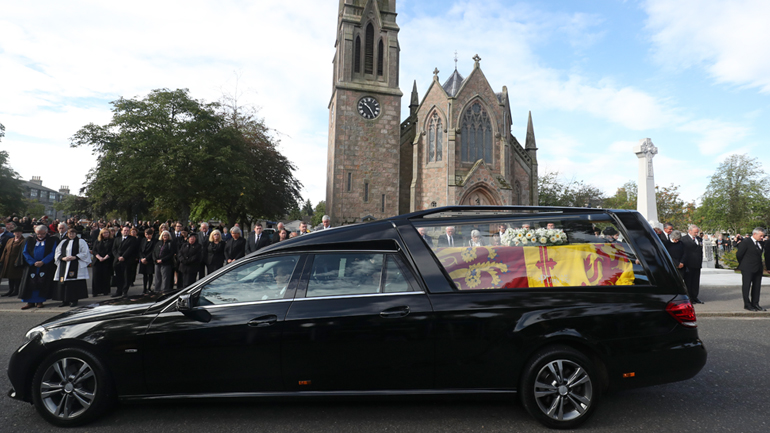 Αναχώρησε για το Εδιμβούργο η σορός της βασίλισσας Ελισάβετ