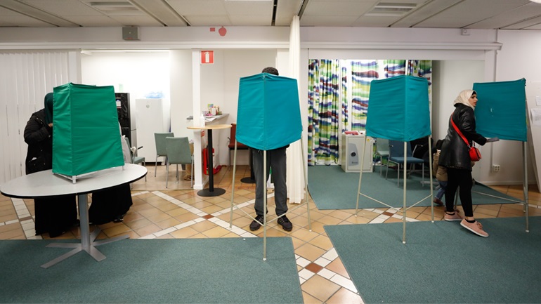 Σουηδία: Εκλογικό θρίλερ με προβάδισμα της συντηρητικής συμμαχίας με τα μέχρι στιγμής αποτελέσματα