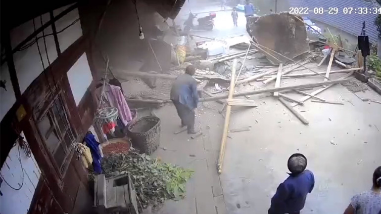 Τεράστιος βράχος πέφτει πάνω σε σπίτι