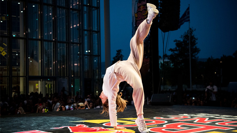 Χιλιάδες θεατές μπήκαν σε break ρυθμούς κάτω από την πανσέληνο στο ελληνικό Red Bull BC One Cypher