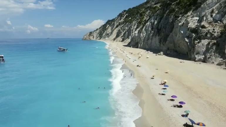 Η απομακρυσμένη ελληνική παραλία με τα μοναδικά γαλάζια νερά