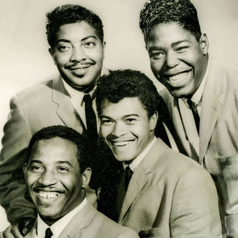 Ο νεαρός Μπάρι Γουάιτ (επάνω δεξιά) με τους «Atlantics»