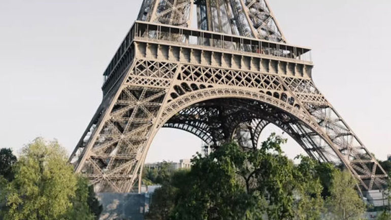 Ανεβείτε στον Πύργο του Άιφελ με ένα… drone!