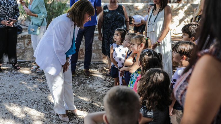 Η ΠτΔ Κ. Σακελλαροπούλου παρέσθη στα σχολεία της Χάλκης για τον αγιασμό της νέας χρονιάς
