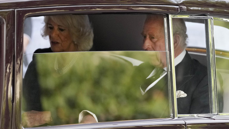 Διαδηλώτριες αποδοκίμασαν τον βασιλιά Κάρολο στο Λονδίνο